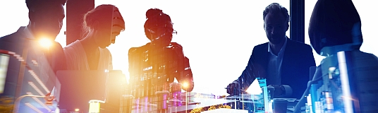 Geschäftsleute im Gespräch, Stadt auf die Personen projiziert.